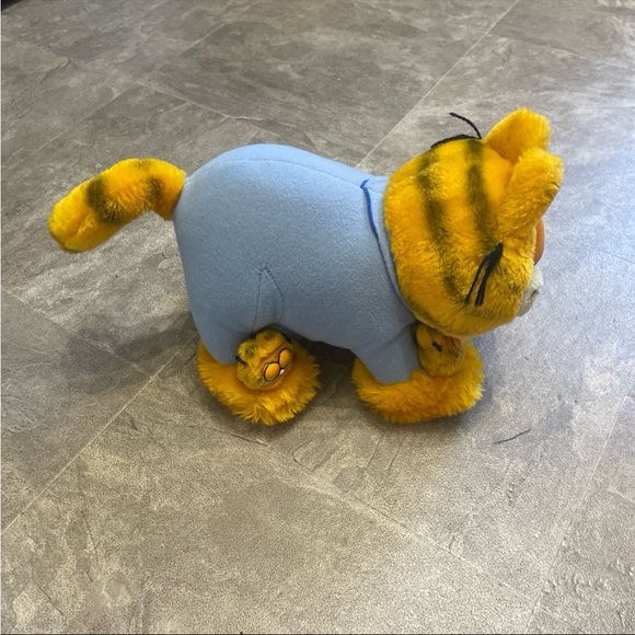 Garfield Dakin vintage 1981 stuffed animal in PJs and slippers - Picture 2 of 5